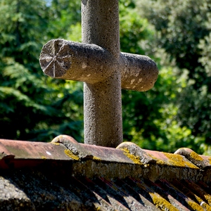 Croix en béton sur l'arête d'un toit en tuiles - France  - collection de photos clin d'oeil, catégorie rues